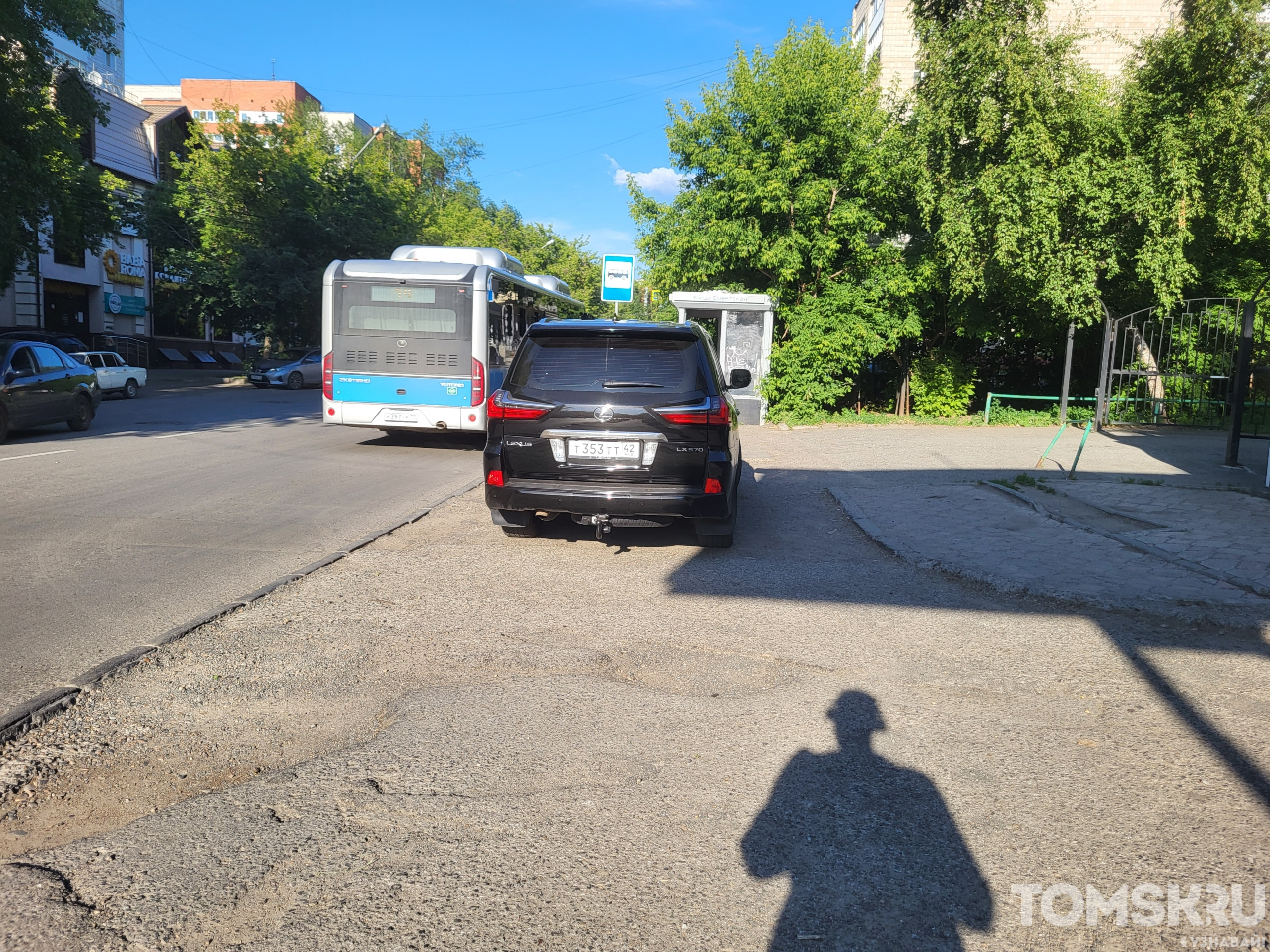 Мастера томской парковки: борьба за тротуар или водитель BMW
