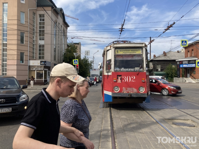 Трамвай столкнулся с легковушкой на Розы Люксембург в Томске