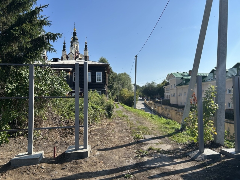 У Воскресенской церкви в Томске появился забор — полиция провела проверку