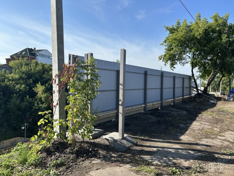 У Воскресенской церкви в Томске появился забор — полиция провела проверку