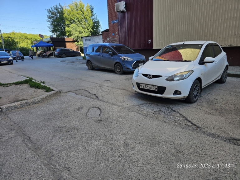 Мастера томской парковки: битва за стоянку или засада в кустах