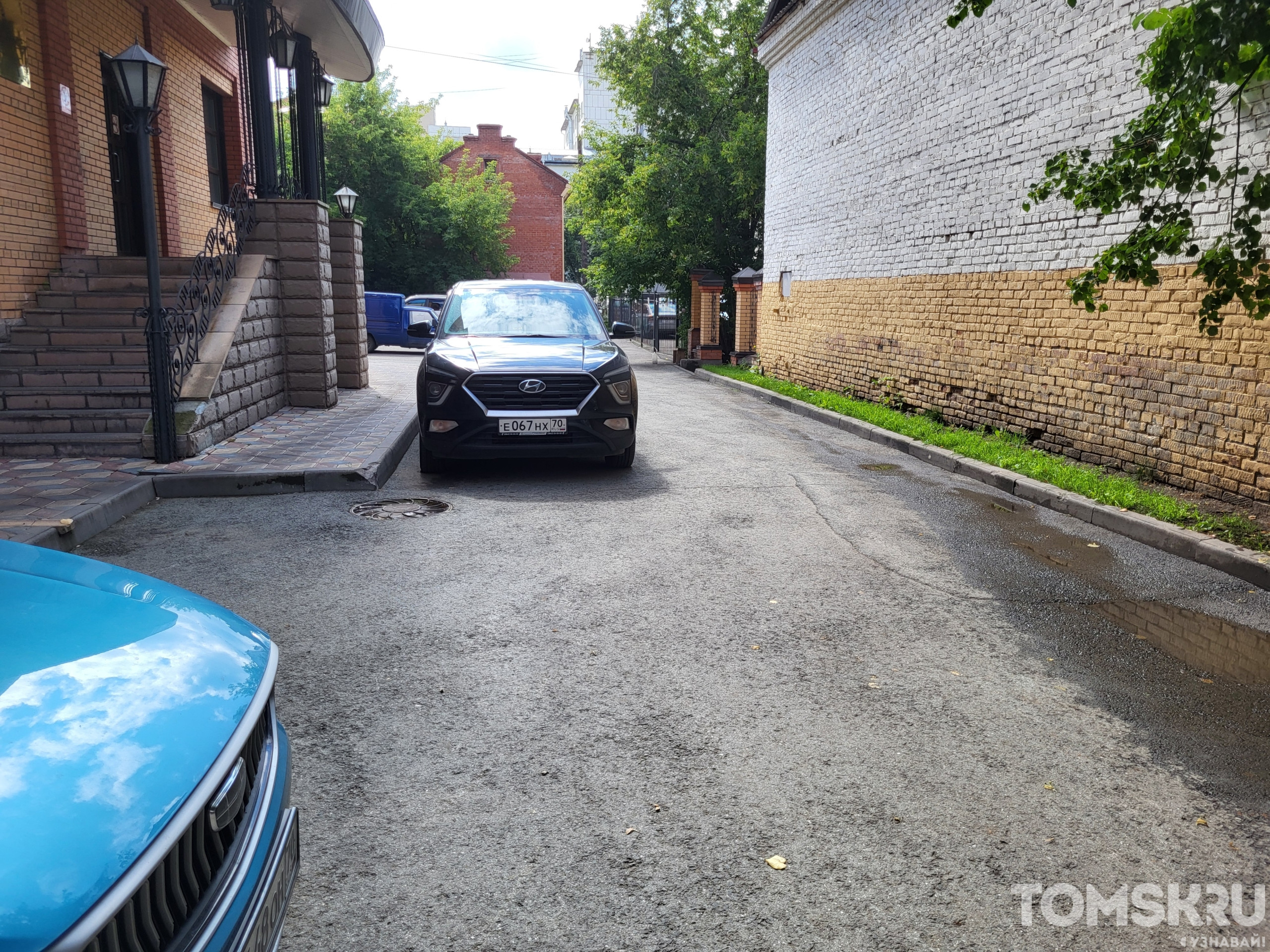 Мастера томской парковки: битва за стоянку или засада в кустах