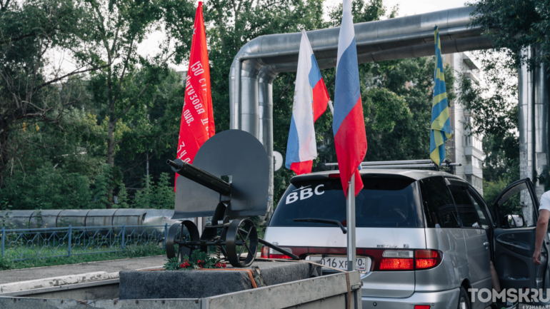 Автоколонна проехала по Томску в честь Дня флага России