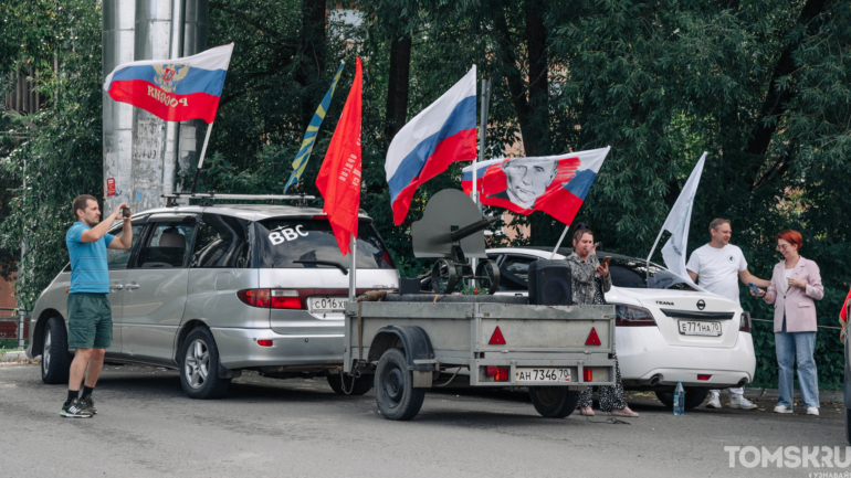 Автоколонна проехала по Томску в честь Дня флага России