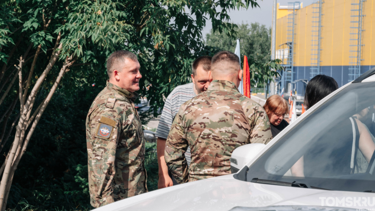 Автоколонна проехала по Томску в честь Дня флага России