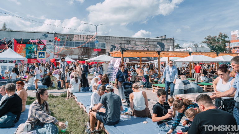 Фоторепортаж: рекордная шаурма и гастро-битвы собрали тысячи томичей на «ЕСТЬ ФЕСТ»
