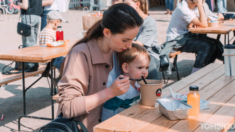 Фоторепортаж: рекордная шаурма и гастро-битвы собрали тысячи томичей на «ЕСТЬ ФЕСТ»