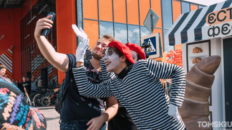 Фоторепортаж: рекордная шаурма и гастро-битвы собрали тысячи томичей на «ЕСТЬ ФЕСТ»