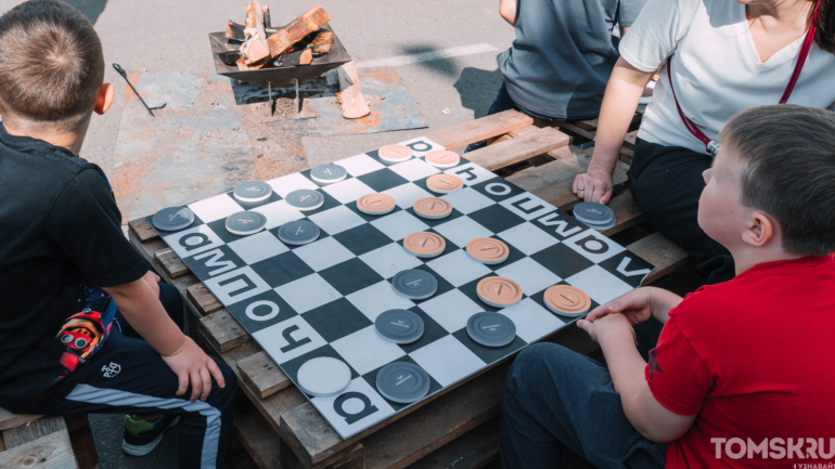 Фоторепортаж: рекордная шаурма и гастро-битвы собрали тысячи томичей на «ЕСТЬ ФЕСТ»