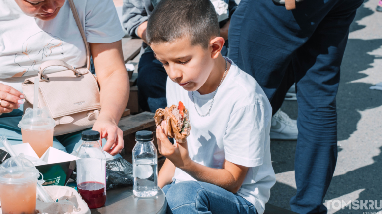 Фоторепортаж: рекордная шаурма и гастро-битвы собрали тысячи томичей на «ЕСТЬ ФЕСТ»