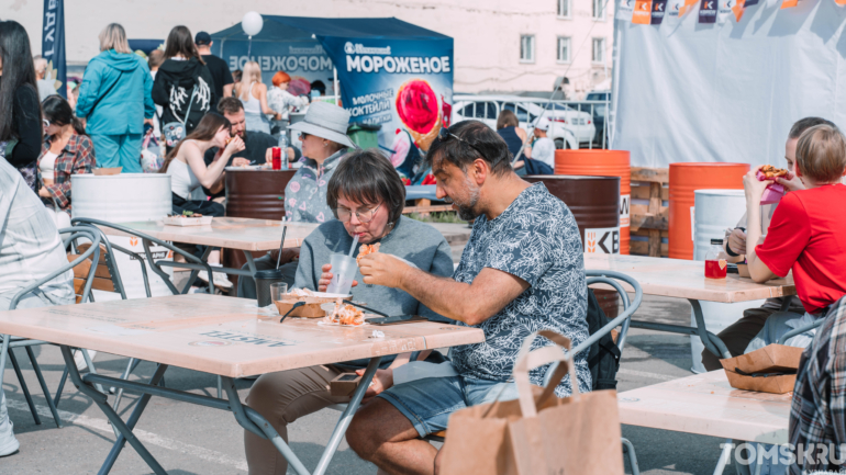 Фоторепортаж: рекордная шаурма и гастро-битвы собрали тысячи томичей на «ЕСТЬ ФЕСТ»