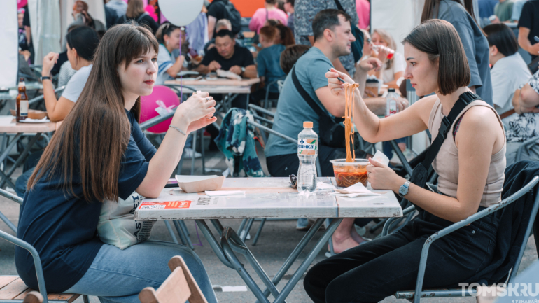 Фоторепортаж: рекордная шаурма и гастро-битвы собрали тысячи томичей на «ЕСТЬ ФЕСТ»