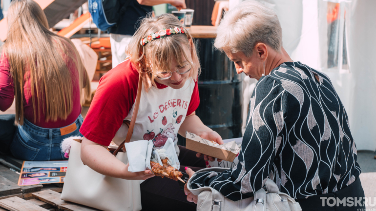 Фоторепортаж: рекордная шаурма и гастро-битвы собрали тысячи томичей на «ЕСТЬ ФЕСТ»
