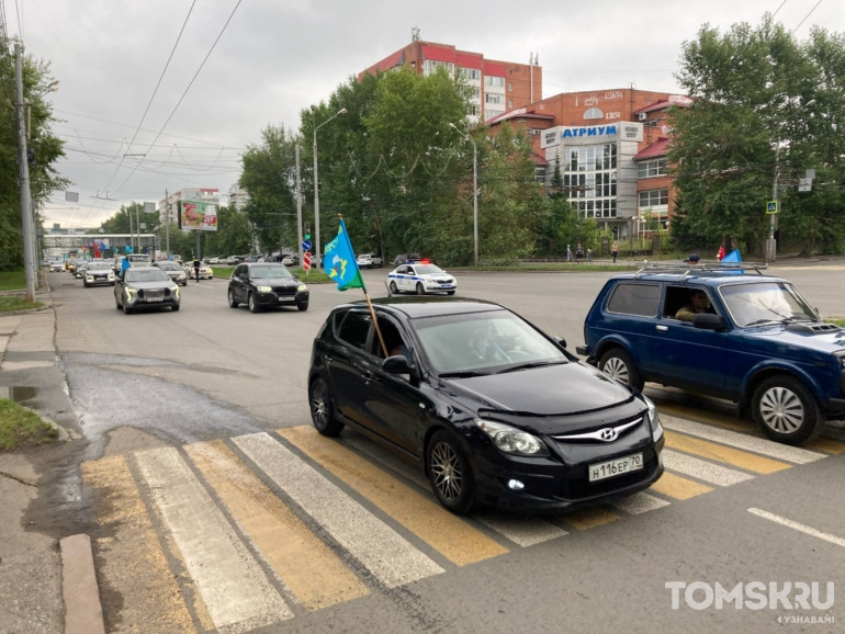 Фоторепортаж: в Томске прошел автопробег ко Дню ВДВ