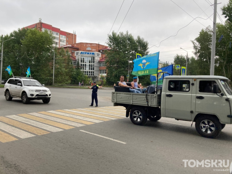 Фоторепортаж: в Томске прошел автопробег ко Дню ВДВ