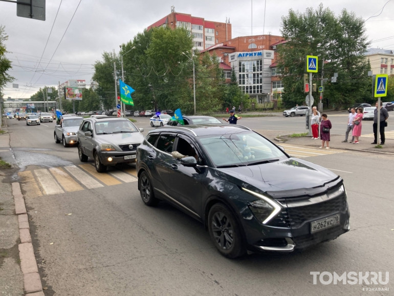 Фоторепортаж: в Томске прошел автопробег ко Дню ВДВ