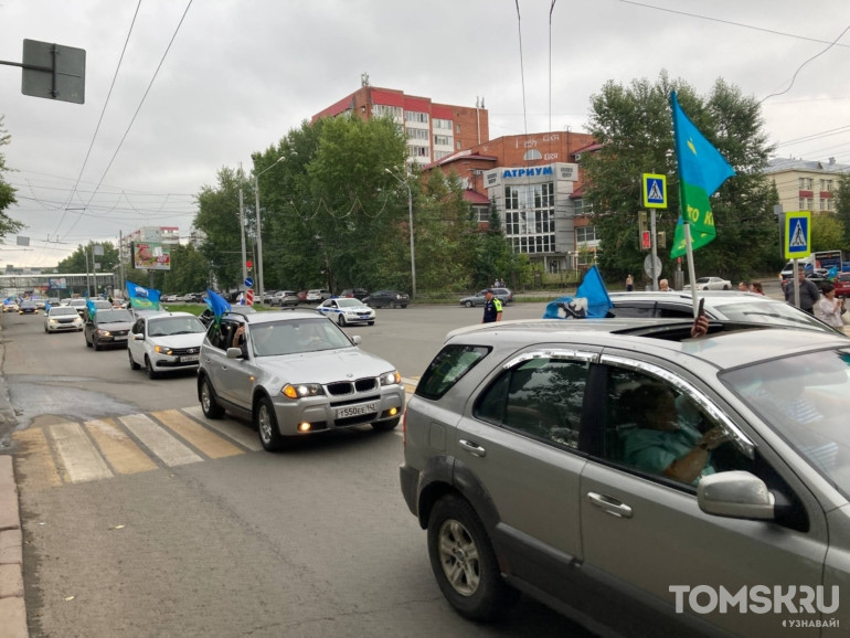 Фоторепортаж: в Томске прошел автопробег ко Дню ВДВ