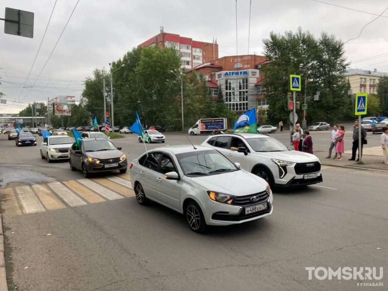 Фоторепортаж: в Томске прошел автопробег ко Дню ВДВ