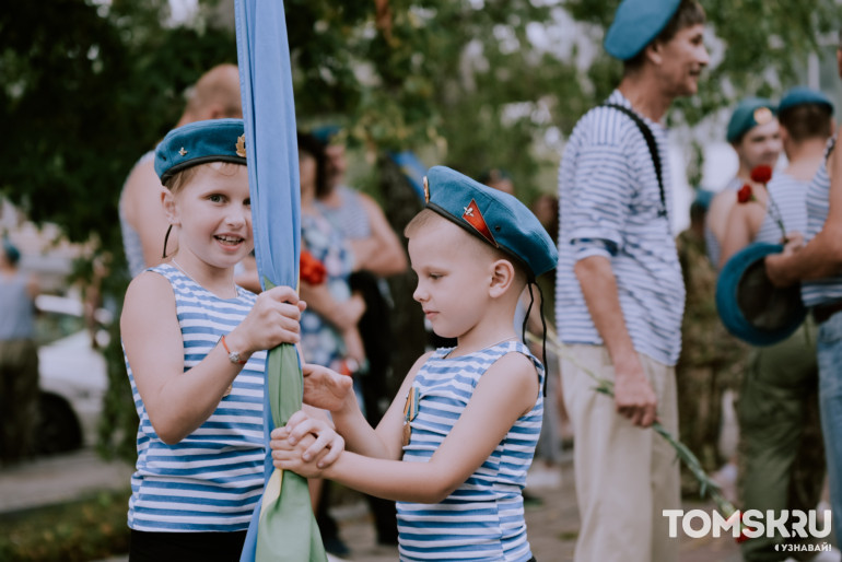 Фоторепортаж: в Томске прошел автопробег ко Дню ВДВ
