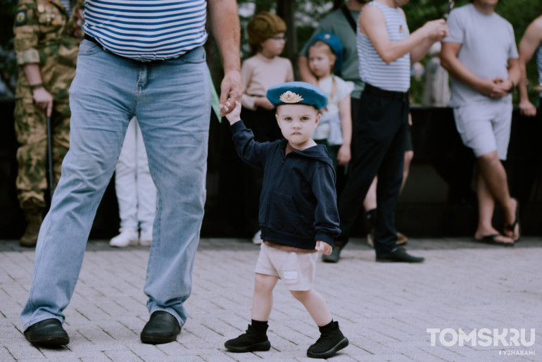 Фоторепортаж: в Томске прошел автопробег ко Дню ВДВ
