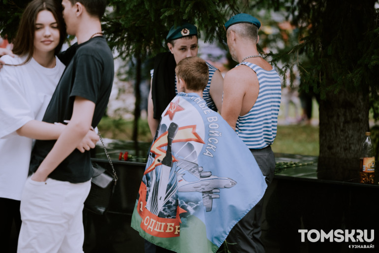 Фоторепортаж: в Томске прошел автопробег ко Дню ВДВ