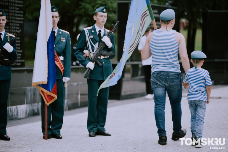 Фоторепортаж: в Томске прошел автопробег ко Дню ВДВ