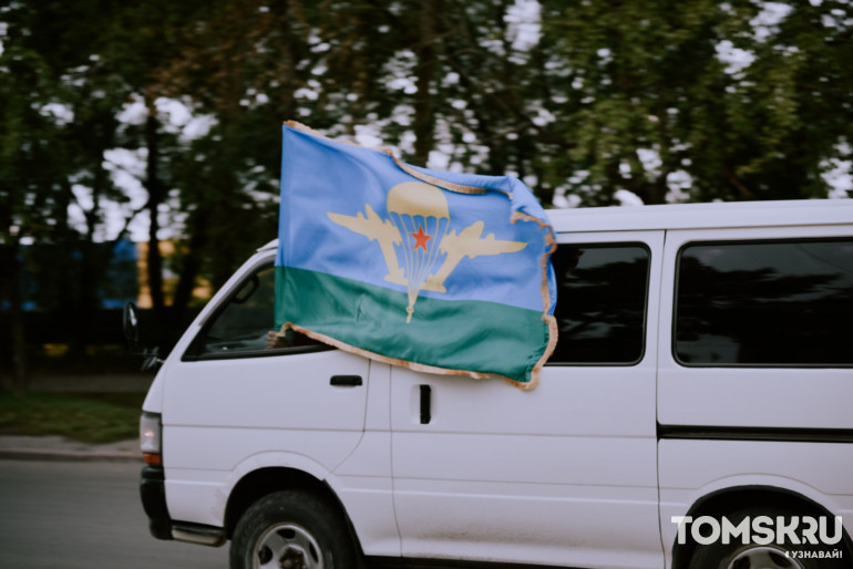 Фоторепортаж: в Томске прошел автопробег ко Дню ВДВ