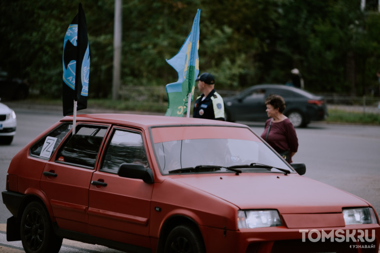Фоторепортаж: в Томске прошел автопробег ко Дню ВДВ