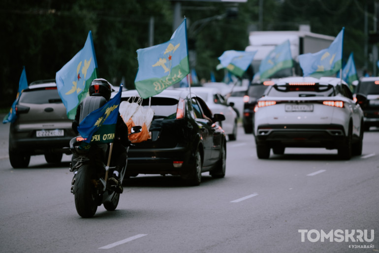 Фоторепортаж: в Томске прошел автопробег ко Дню ВДВ