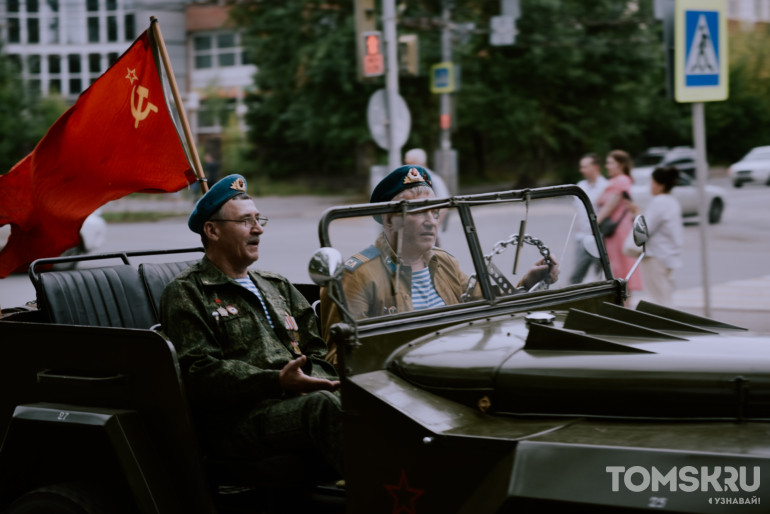 Фоторепортаж: в Томске прошел автопробег ко Дню ВДВ