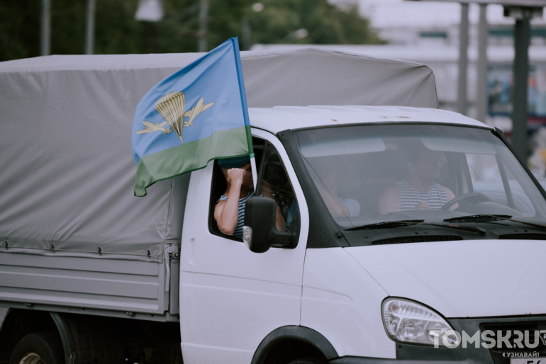 Фоторепортаж: в Томске прошел автопробег ко Дню ВДВ