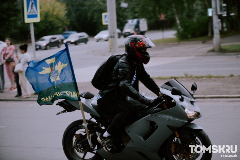 Фоторепортаж: в Томске прошел автопробег ко Дню ВДВ