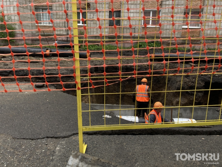Мэр Томска проверил ремонт двух важных теплотрасс в Октябрьском районе