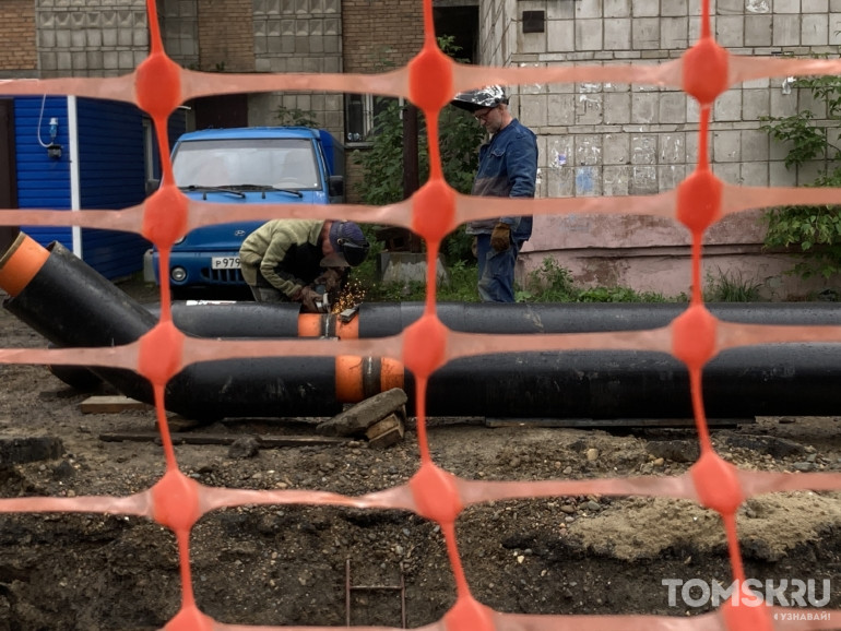 Мэр Томска проверил ремонт двух важных теплотрасс в Октябрьском районе