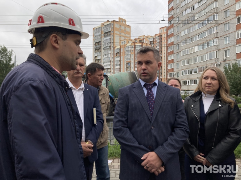 Мэр Томска проверил ремонт двух важных теплотрасс в Октябрьском районе