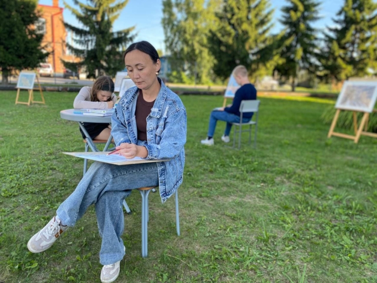 Муралы украсили остановочные пункты в Таре