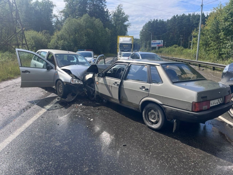 В лобовом ДТП на Кузовлевском тракте пострадали два человека