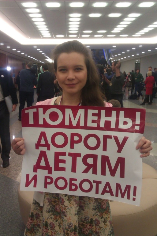 В одной руке – микрофон, в другой– подгузник: откровения сибирской мамы-блогера о декрете, юморе и миллионах просмотров