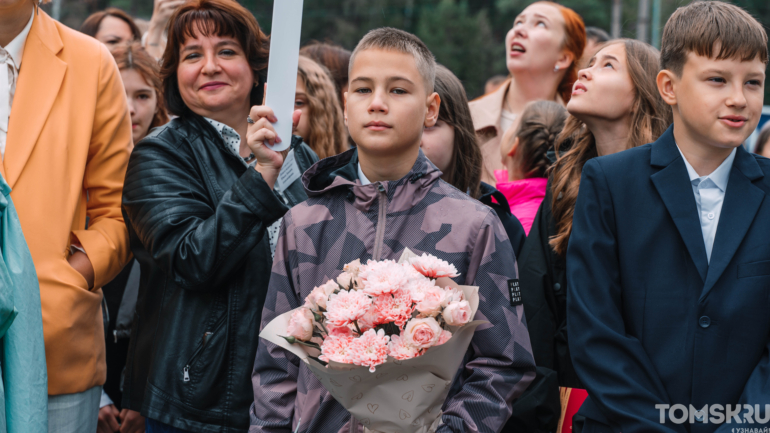 Белые бантики и улыбки: первые звонки прозвенели для юных томичей в День знаний