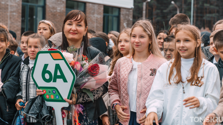 Белые бантики и улыбки: первые звонки прозвенели для юных томичей в День знаний