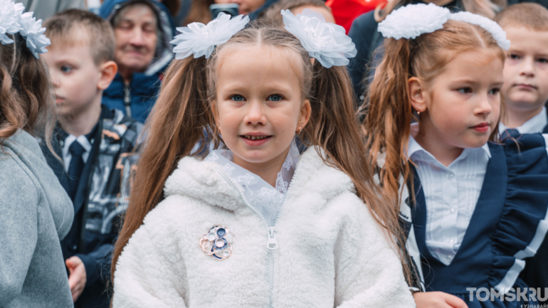 Белые бантики и улыбки: первые звонки прозвенели для юных томичей в День знаний