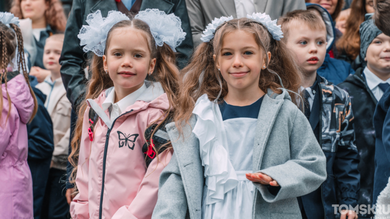 Белые бантики и улыбки: первые звонки прозвенели для юных томичей в День знаний