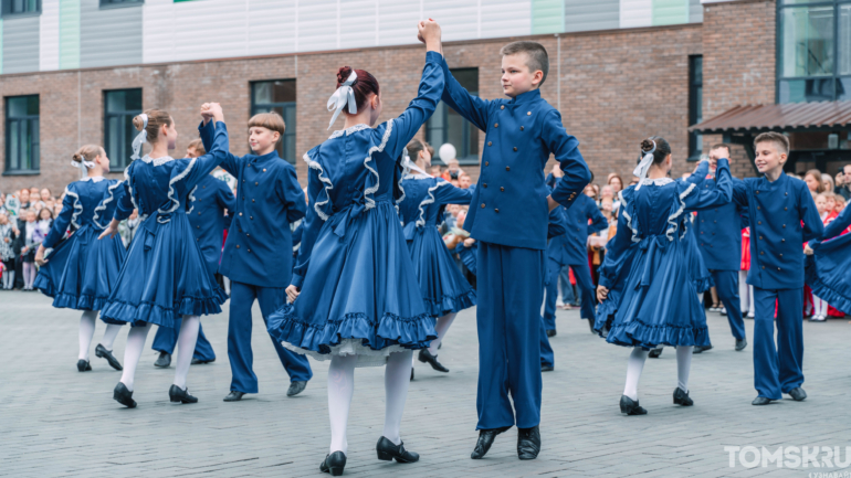 Белые бантики и улыбки: первые звонки прозвенели для юных томичей в День знаний