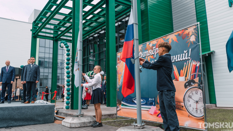 Белые бантики и улыбки: первые звонки прозвенели для юных томичей в День знаний