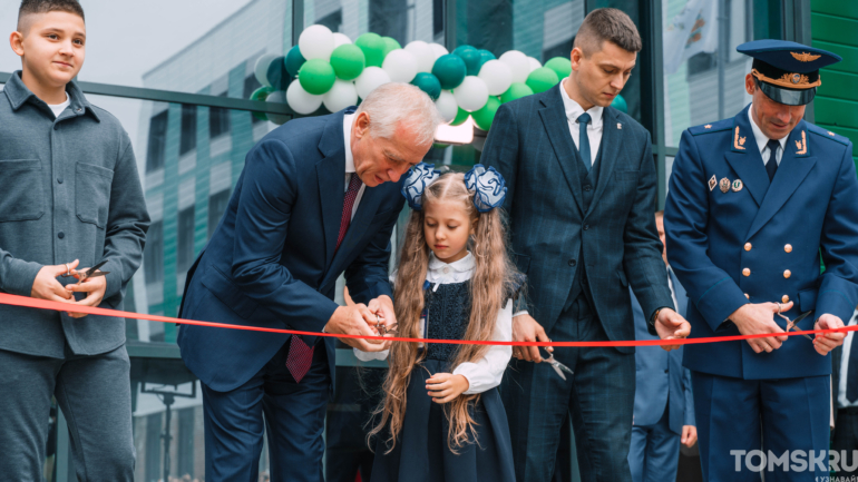 Белые бантики и улыбки: первые звонки прозвенели для юных томичей в День знаний