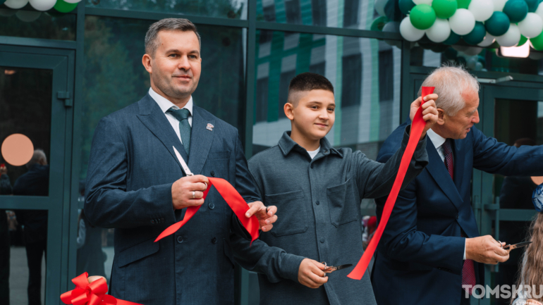 Белые бантики и улыбки: первые звонки прозвенели для юных томичей в День знаний