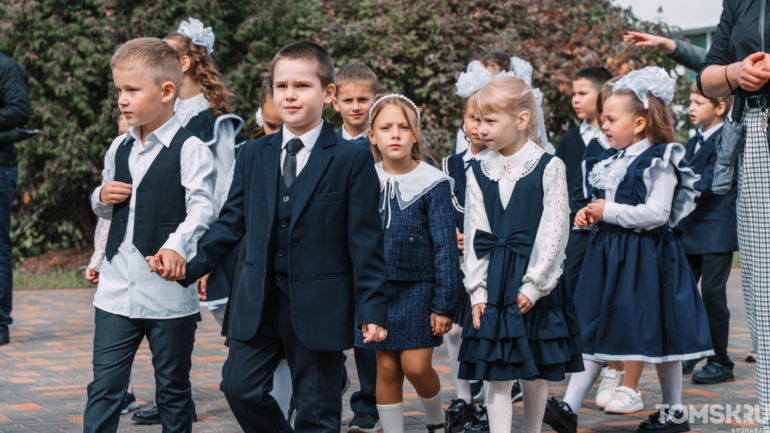 Белые бантики и улыбки: первые звонки прозвенели для юных томичей в День знаний