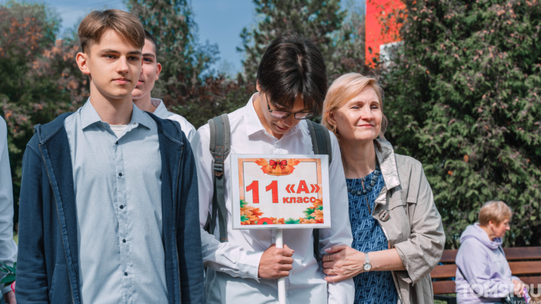 Белые бантики и улыбки: первые звонки прозвенели для юных томичей в День знаний