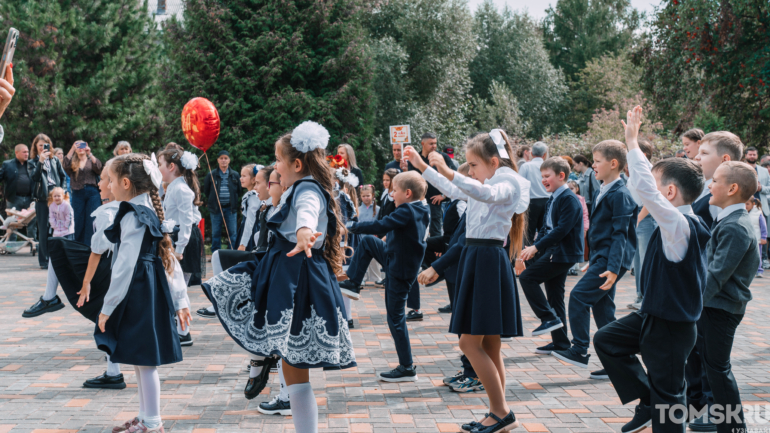Белые бантики и улыбки: первые звонки прозвенели для юных томичей в День знаний
