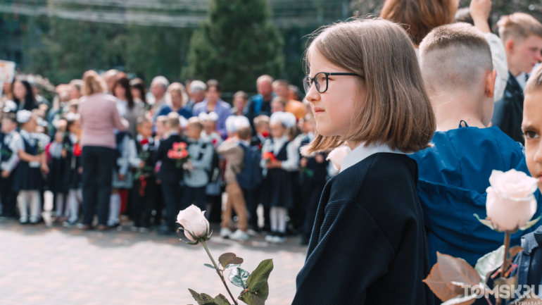 Белые бантики и улыбки: первые звонки прозвенели для юных томичей в День знаний